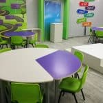 שולחן עגול צבעוני - ריהוט לבית ספר