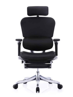 כיסא ארגונומי ERGOHUMAN PLUS. כיסא ERGOHUMAN PLUS - עם משענת רגליים בריפוד עור שחור. כסא עבודה ארגונומי ואורטופדי לישיבה ממושכת של עד 14 שעות.